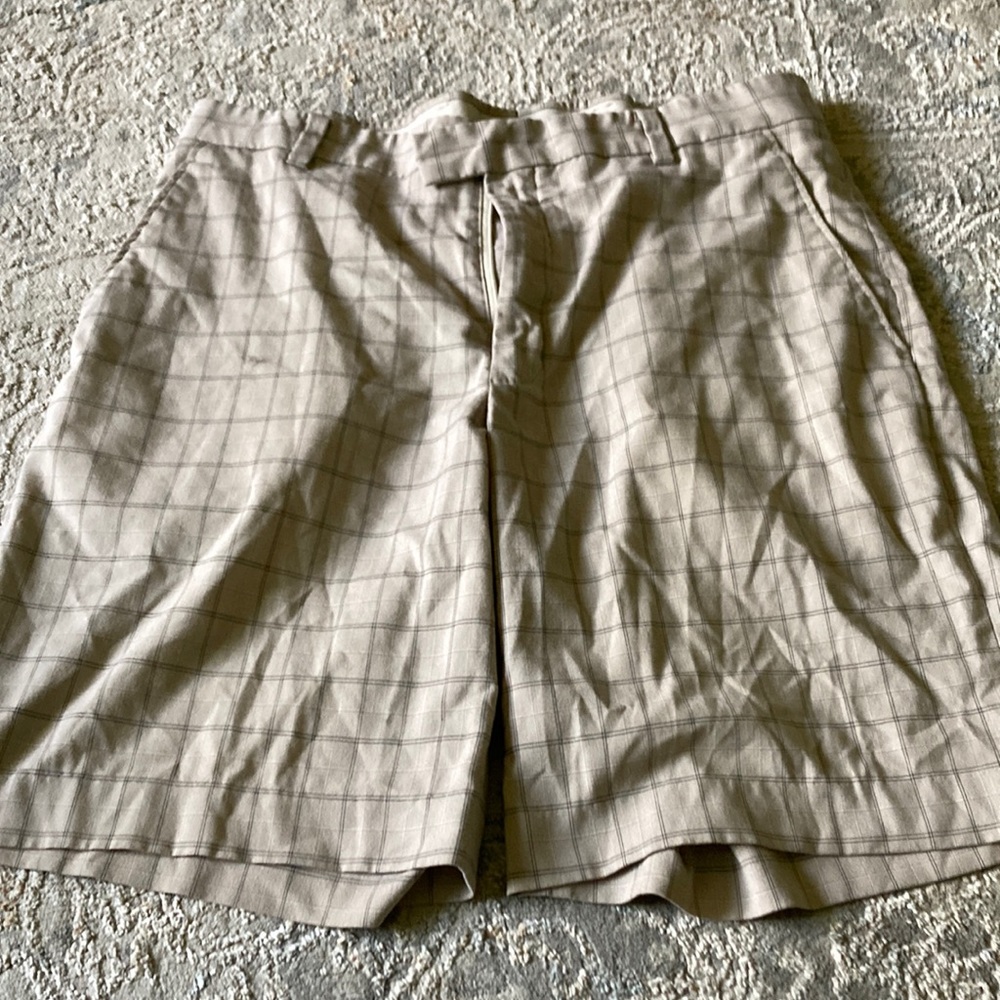 34M Tiger Woods Collection golf shorts